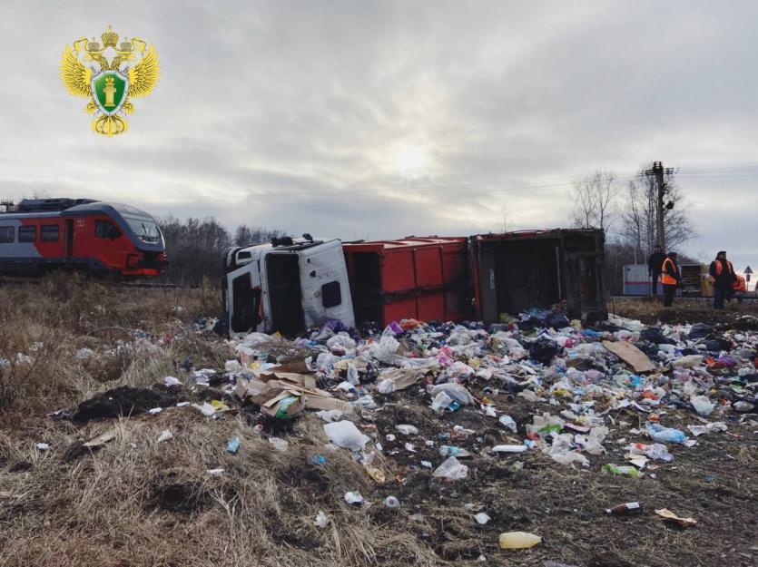 Фото Умер пострадавший при столкновении мусоровоза с поездом под Аргаяшом (ВИДЕО)