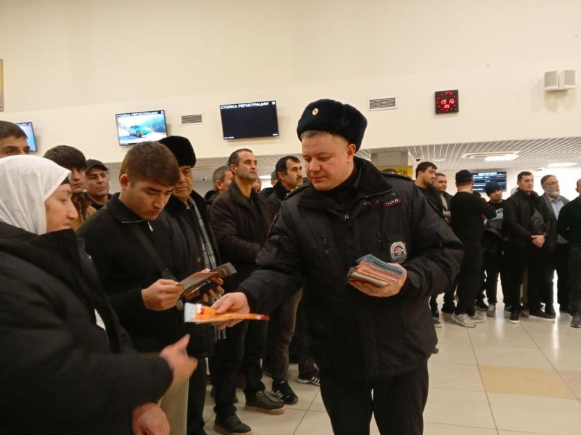 Фото «Правила понятны?»: В челябинском аэропорту пассажирам из-за рубежа объяснили российские законы