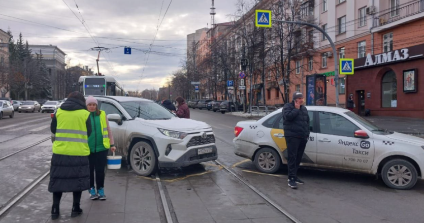Фото В Челябинске из-за ДТП на путях закрыли движение трамваев на вокзал