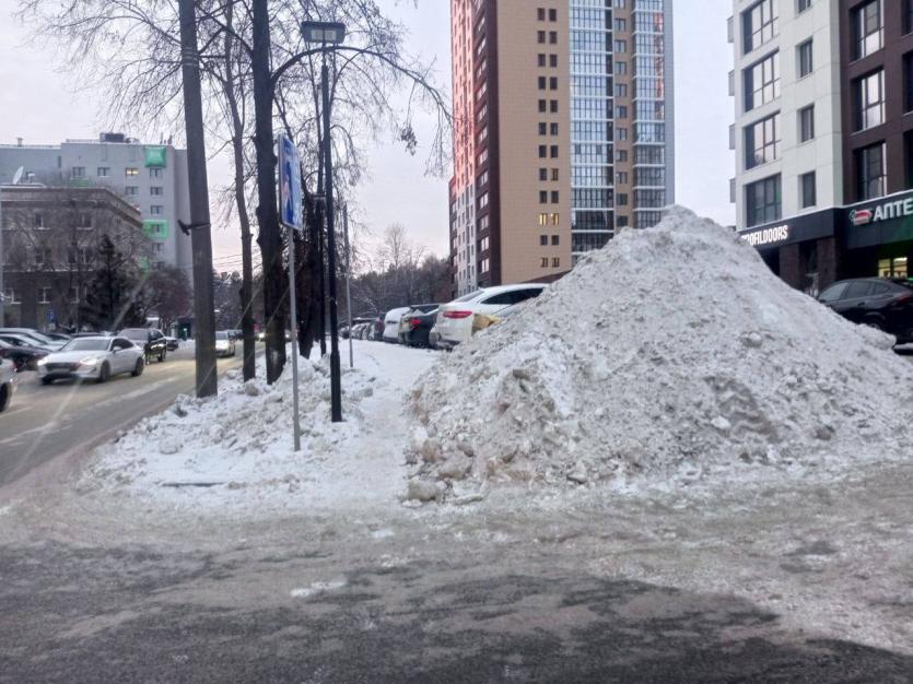 Фото Тротуар на Витебской в Челябинске после вмешательства городских властей избавили от «сугроба»-гиганта