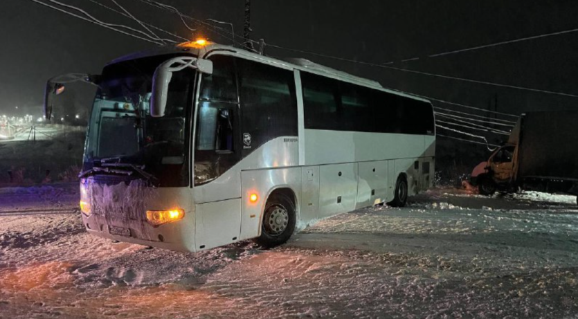 Фото В Нязепетровске перевозивший детскую хоккейную команду автобус столкнулся с «ГАЗелью»