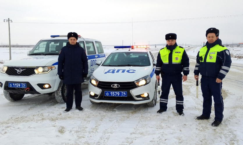 Фото Уйские госавтоинспекторы помогли выбраться из кювета водителю опрокинувшегося грузовика