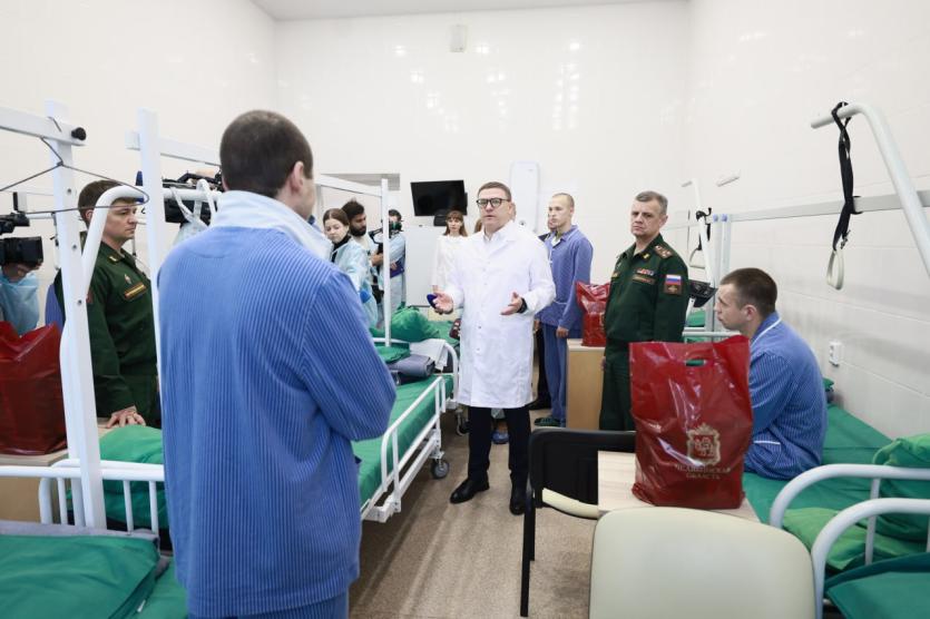 Фото Участников СВО в военном госпитале Челябинска с Новым годом поздравил Алексей Текслер