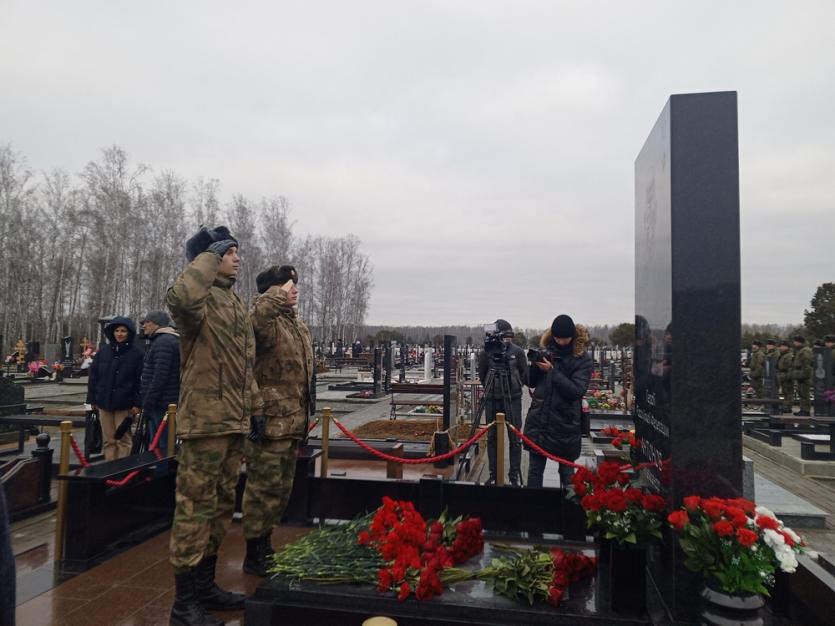 Фото Память жива: лётчику-герою Александру Антонову в Челябинске поставили памятник