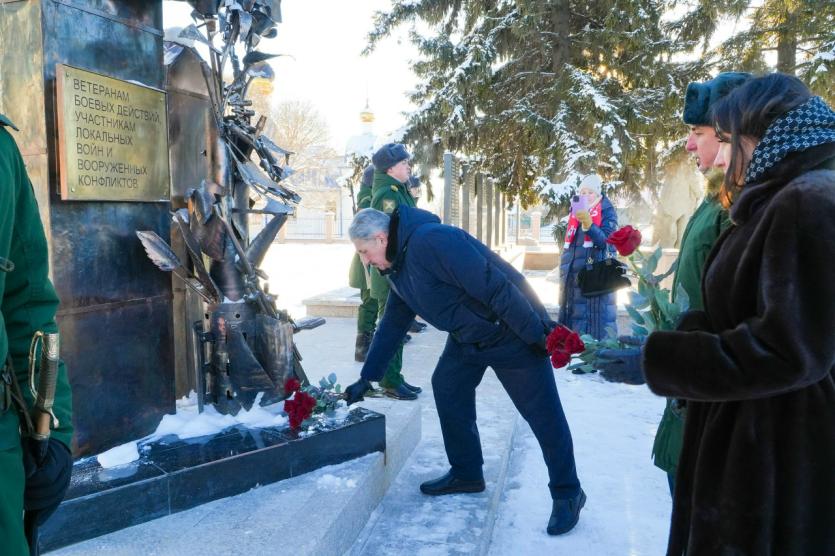 Фото В Еткуле открыли памятник Героям Отечества