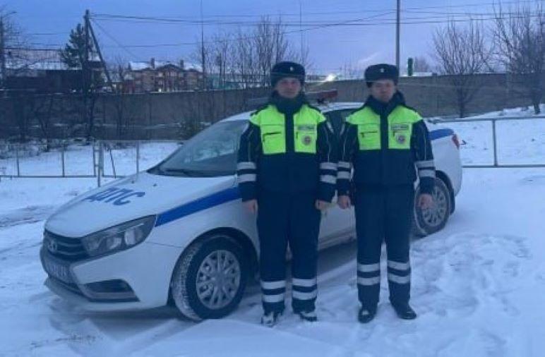 Фото Помощь на трассе: инспекторы ДПС дважды выручили водителей на М‑5 «Урал»