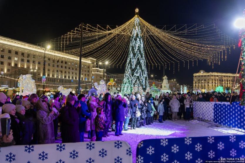 Фото Все на ёлку! Новогодняя программа ледового городка Челябинска