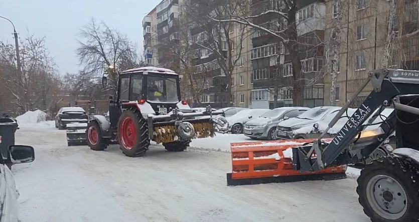 Фото Челябинск продолжают расчищать от снега