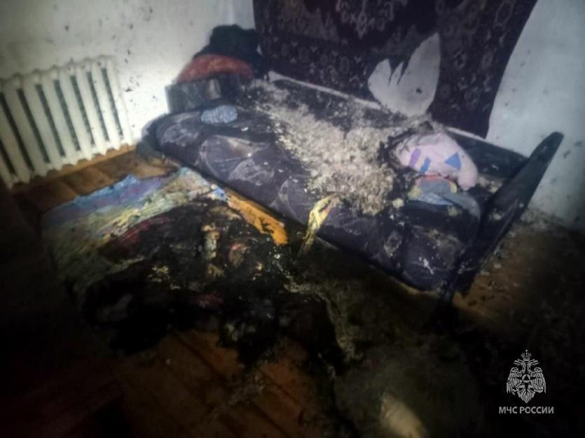 Фото В Нязепетровске пылающий диван стал причиной эвакуации целого дома