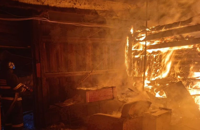 Фото В Кыштыме дотла выгорела надворная постройка
