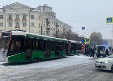 Фото В Челябинске на улице Орджоникидзе трамвай наехал на пешехода