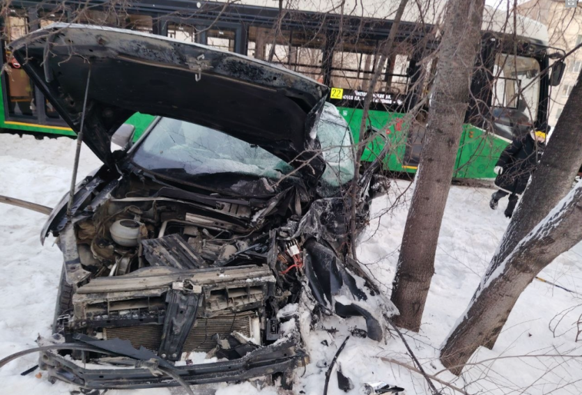 Фото В Челябинске спасатели помогли водителю «Фольксвагена» выбраться из авто после ДТП