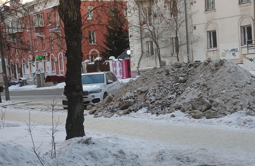 Фото Снег вместо автомобилей: челябинцы возмущены сугробами на парковках