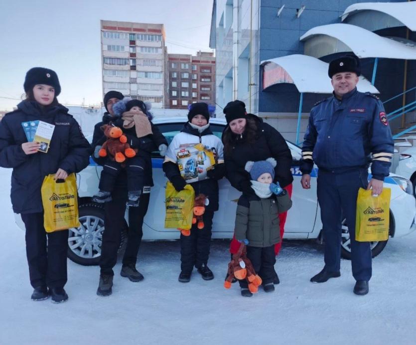 Фото «Полицейский Дед Мороз» в Магнитогорске: Мечта юного горожанина о патрульной машине стала реальностью