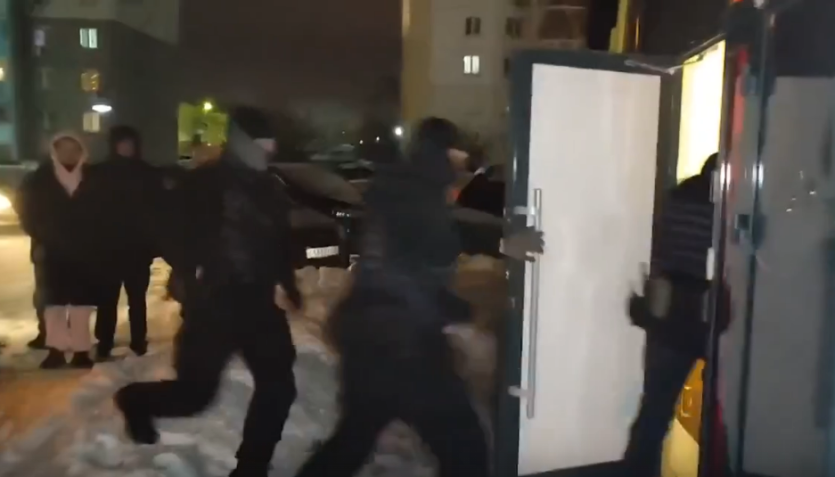 Фото Сотрудники полиции при поддержке ОМОН нагрянули в спа-салон в Челябинске 