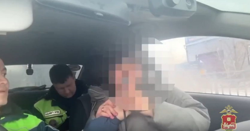 Фото «Возьми меня в жёны!»: нетрезвая виновница ДТП сделала инспектору ДПС «заманчивое предложение»