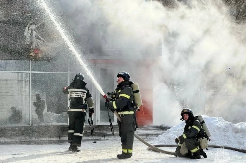 Фото В Миассе горит торговый центр «Малахит»