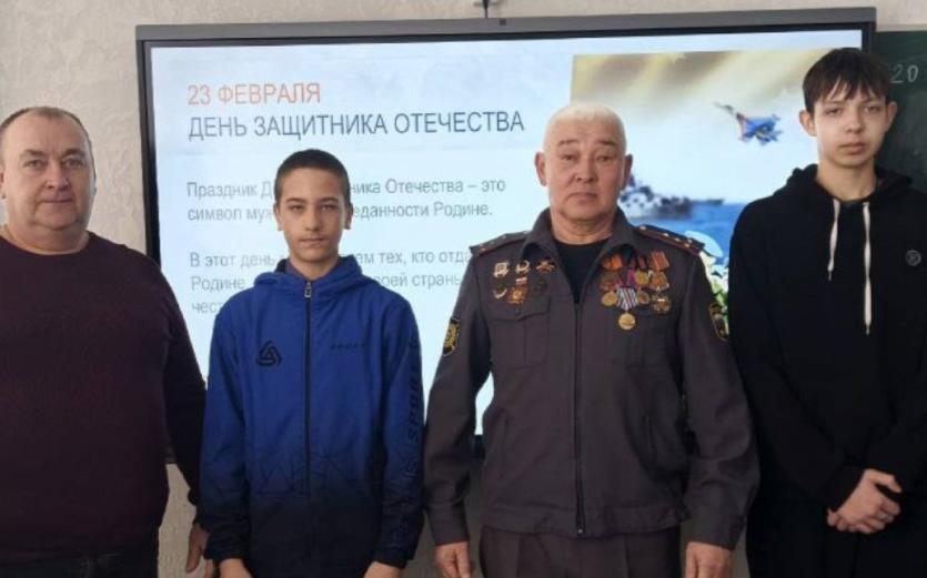 Фото Справедливороссы провели для школьников Урок мужества