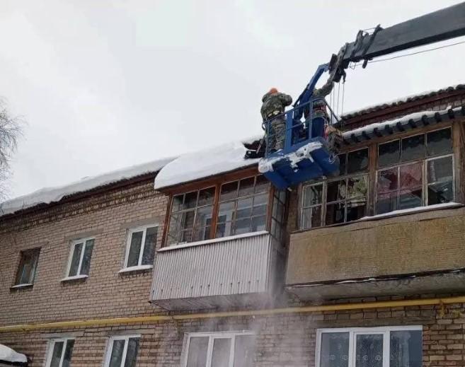 Фото В Нязепетровске прокуратура добилась уборки снега с крыш многоквартирных домов