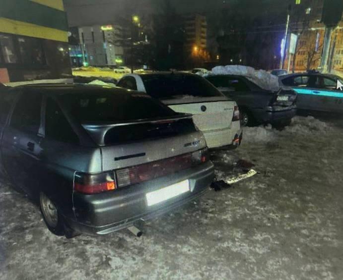 Фото В Челябинске водитель «Мазды» протаранил три припаркованных авто и скрылся