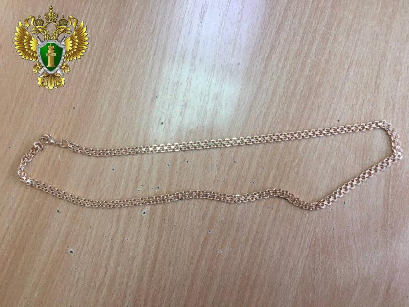 Фото Жительница Магнитогорска обманула маркетплейс на 300 тысяч рублей, подменяя золото бижутерией