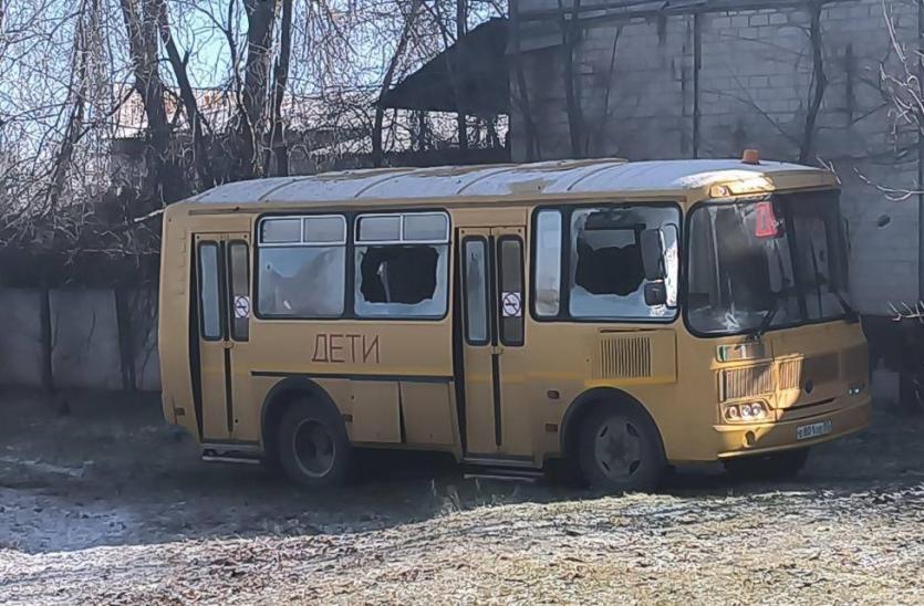Фото Киевский режим атаковал школу: Они видели, что бьют по автобусам с надписью «ДЕТИ»