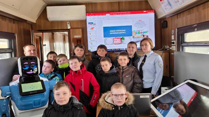 Фото 120 школьников посетили «Поезд знаний» на станции Троицк Челябинской области