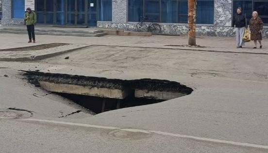 Фото Алексей Лошкин призвал провести полную экспертизу по провалу на перекрестке Свободы и Тимирязева