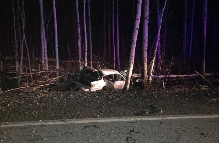Фото В Снежинске бесправница на Toyota врезалась в дерево: погиб пассажир, трое в больнице