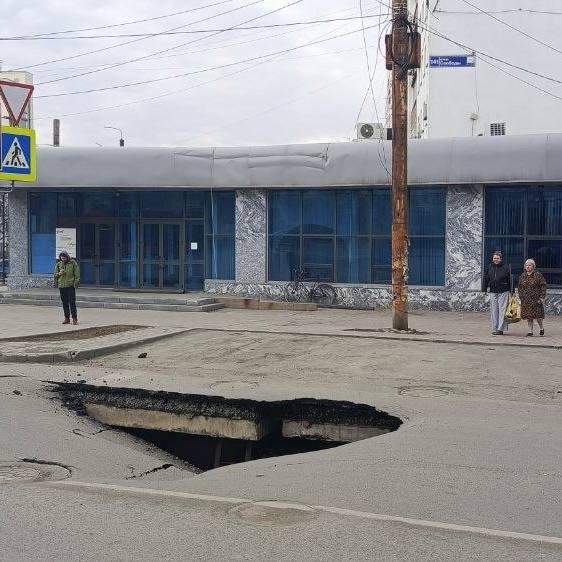 Фото Названа причина провала асфальта на перекрестке Свободы и Тимирязева в Челябинске