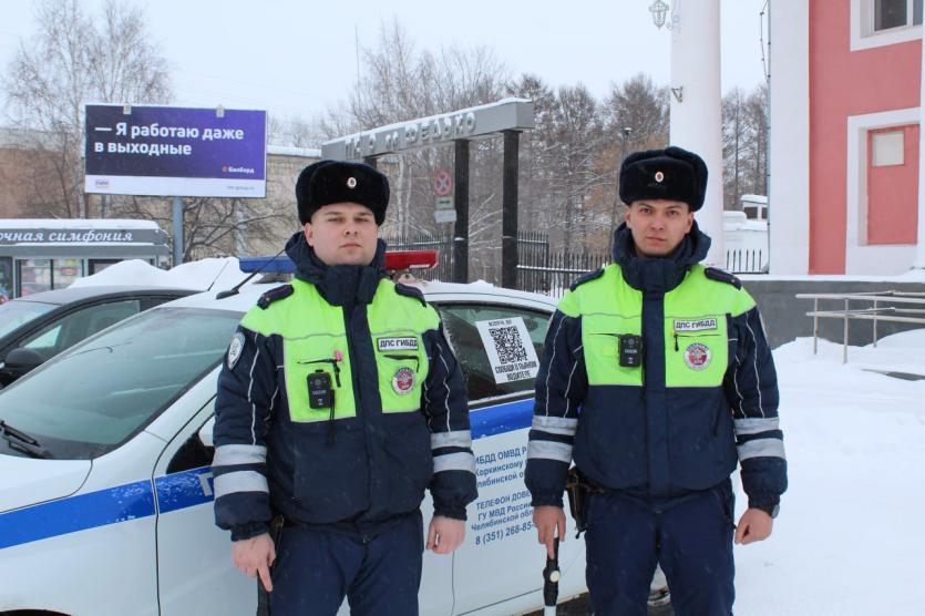Фото «Бабушка не выходила на связь»: в Коркино лейтенант полиции забрался на балкон по решеткам, чтобы спасти пенсионерку