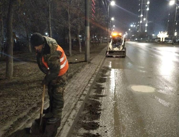 Фото На улицы Челябинска для уборки вышли более полутысячи рабочих