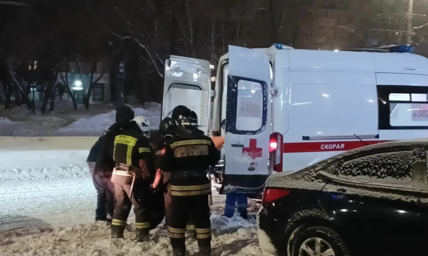 Фото В Челябинске на улице Гагарина огнеборцы спасли на пожаре более 40 человек