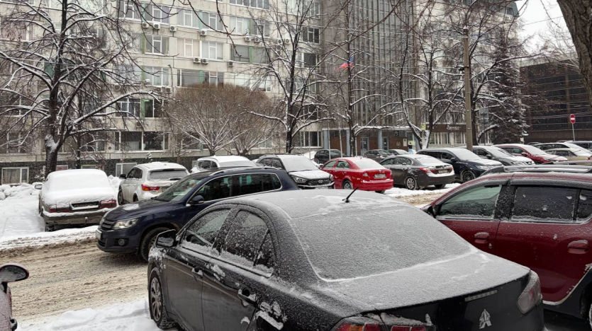 Фото Челябинцев продолжают штрафовать за парковку на газонах