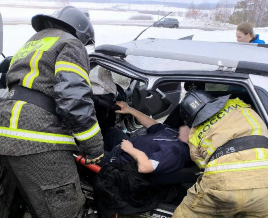 Фото Под Челябинском спасатели вызволили двух человек из разбитой машины после лобового удара