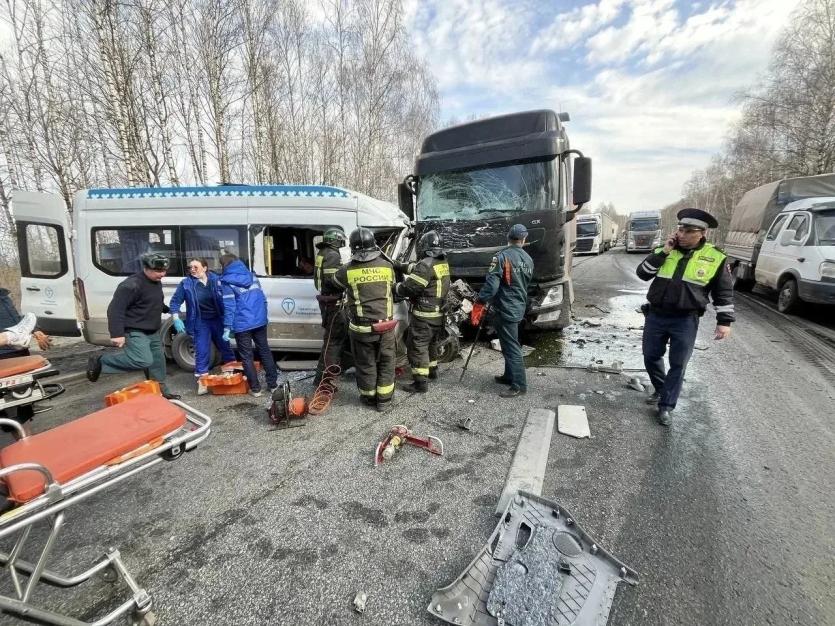 Фото На трассе М-5 в Челябинской области столкнулись микроавтобус из Башкирии и фура