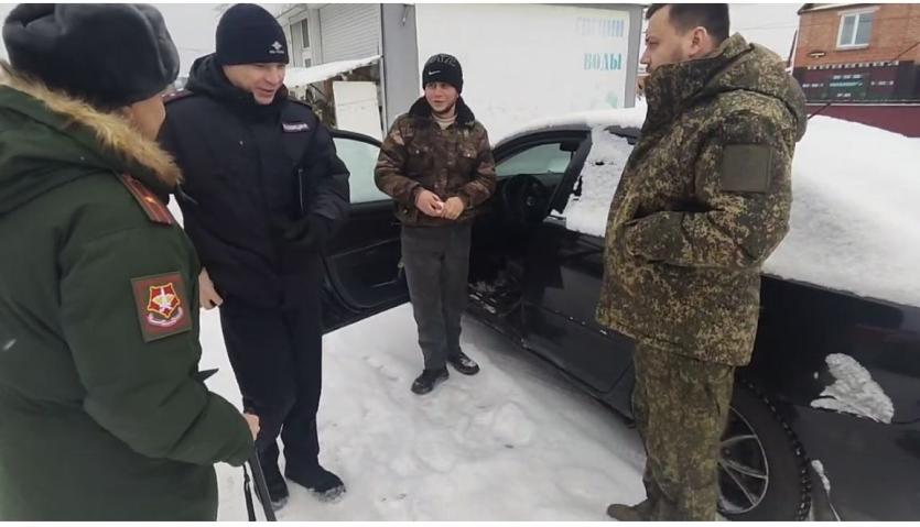 Фото Военные следователи пришли с проверкой к торговцам Чебаркуля