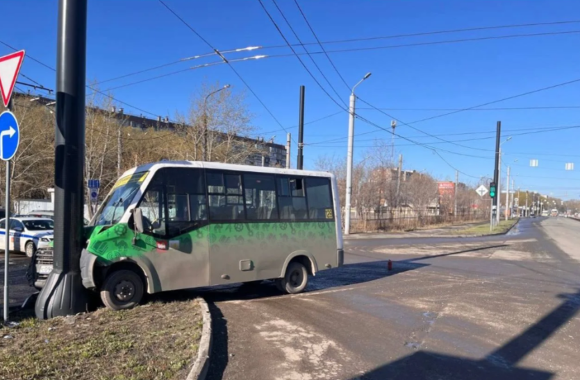 Фото В Челябинске водитель маршрутки врезался в электроопору