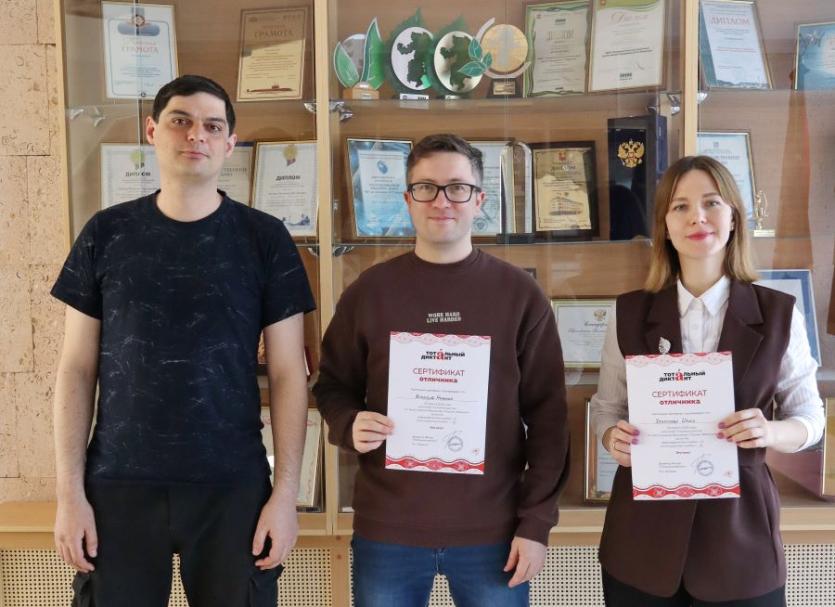 Фото Трое специалистов ГРЦ Макеева написали Тотальный диктант без единой ошибки 