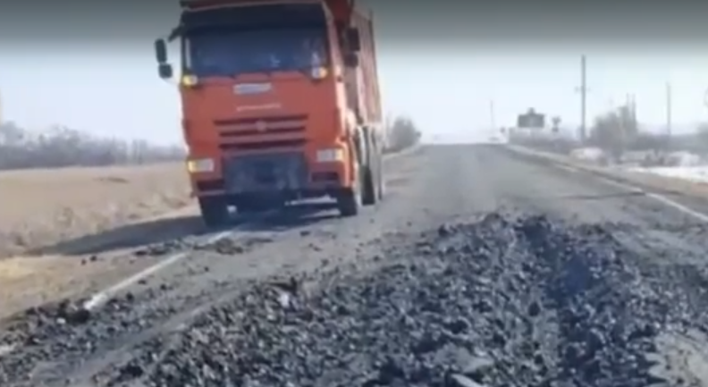 Фото Большегрузы продолжают разрушать дороги в Челябинской области, игнорируя запреты