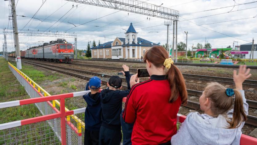 Фото На ЮУЖД стартует месячник детской безопасности «Уступи дорогу поездам» 