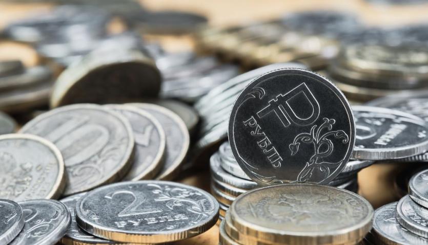 Фото Рубль вышел из целевого диапазона: Минфин готовится к покупке валюты