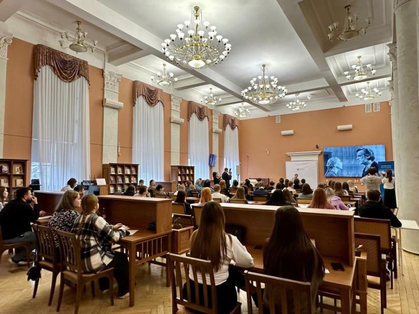 Фото Будущие челябинские юристы одолели «роковое наследство» Достоевского на нотариальном диктанте