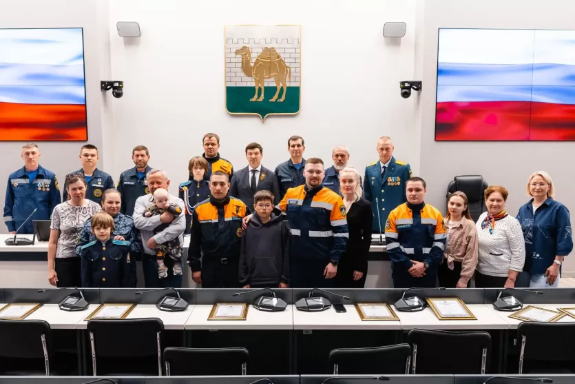 Фото Глава Челябинска поблагодарил спасателей за помощь жителям Белгорода