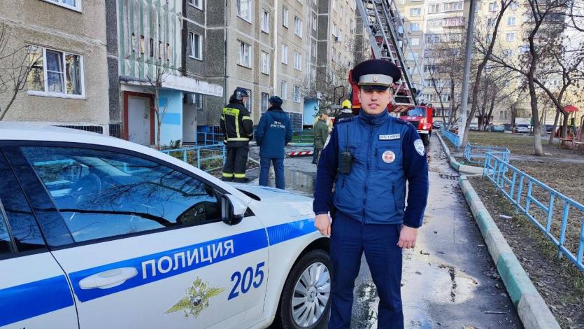 Фото В Челябинске инспектор ДПС вывел подростка и питомцев из горящей квартиры на Чичерина