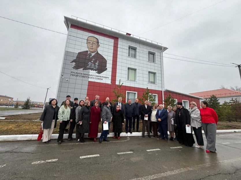 Фото Под медной крышей: в Варне открыли обновленную школу №1 с цифровыми мастерскими и муралом в честь героя