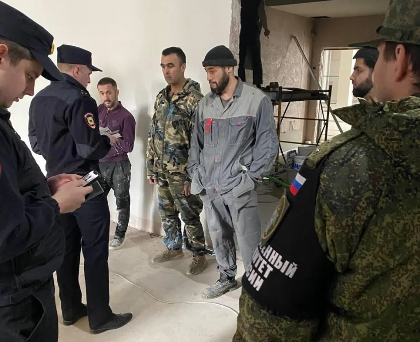 Фото  На стройплощадках Челябинска работали военные следователи, полиция и СОБР