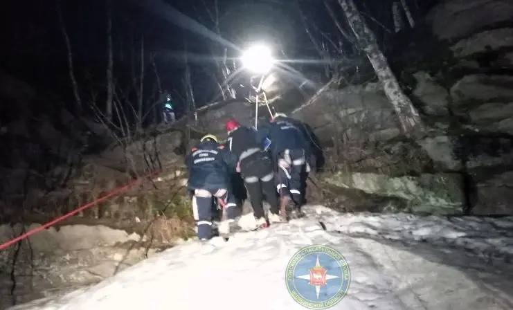 Фото Спасатели подняли сорвавшегося мужчину на Аракульских Шиханах
