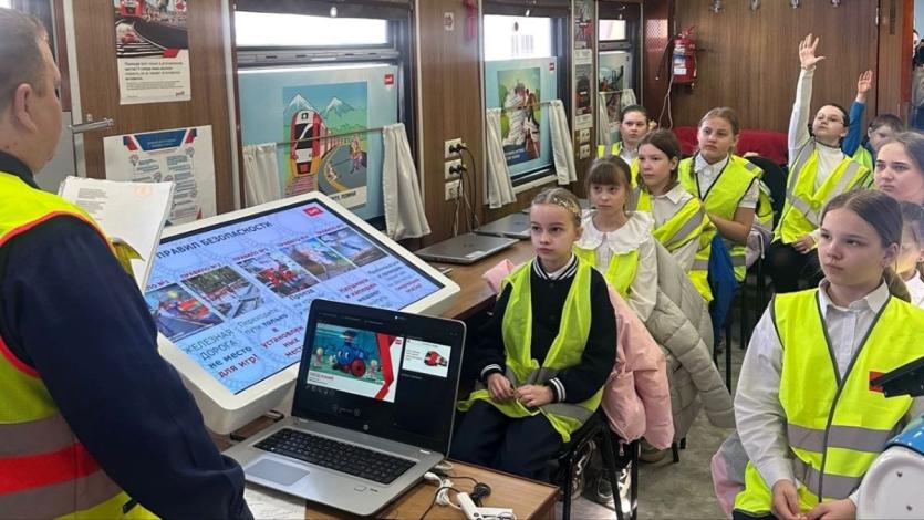Фото «Поезд знаний» впервые прибыл в Златоуст: 76 школьников прошли курс железнодорожной безопасности