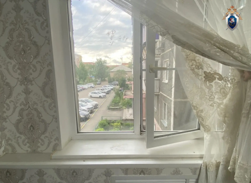 Фото В Копейске годовалый мальчик выпал из окна, Следком возбудил уголовное дело